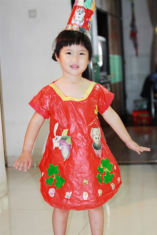 <em>这件裙子</em>是外公外婆用塑料袋做的哦,呵呵,<em>漂亮</em>